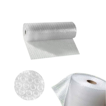 Carta imballaggio bolle con materiale in primo piano e rotolo